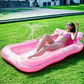 💦Aufblasbare Pool-Sonnenliege – mit automatischer Sprühkühlung. Abnehmbares Kissen, Getränkehalter und Sicherheitsgriffe. Geeignet für 2 Erwachsene (bis 159 kg). Ideal für Garten oder Strand! 🏖️🌞