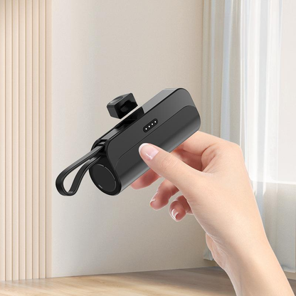 Tragbare Powerbank mit hoher Kapazität und integrierten Kabeln